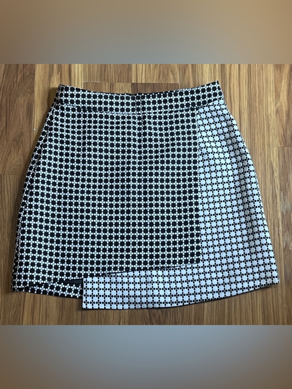 Moon black and white geometric print mini skirt asymmetric front detailSize S